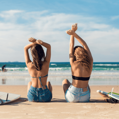 14 Extremely Cute Beach Poses With Friends You Will Want To Copy