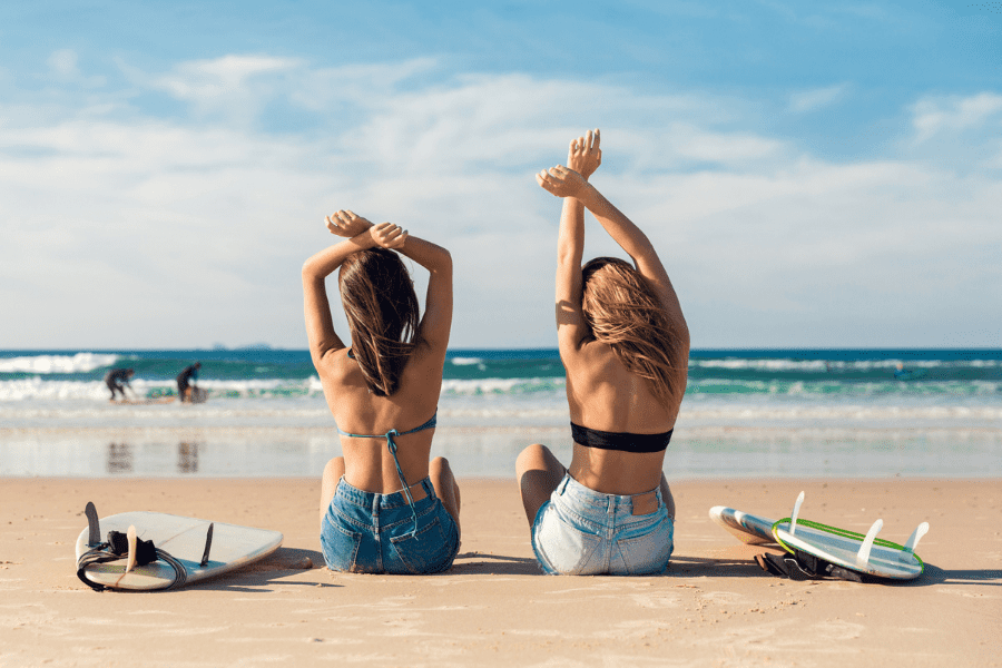 beach poses with friends